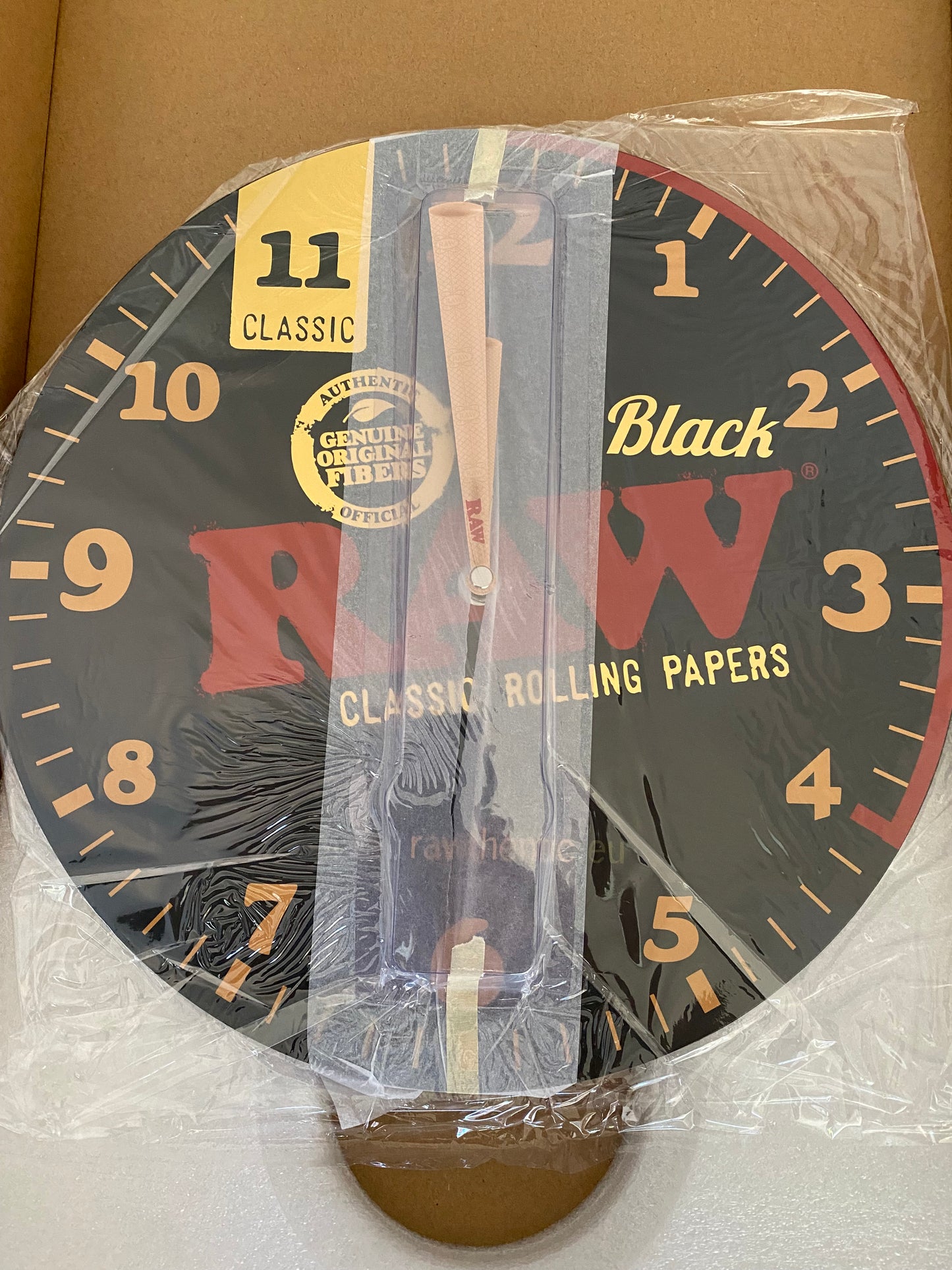 RAW Black Wanduhr aus Holz