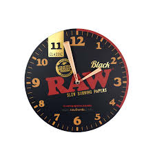 RAW Black Wanduhr aus Holz