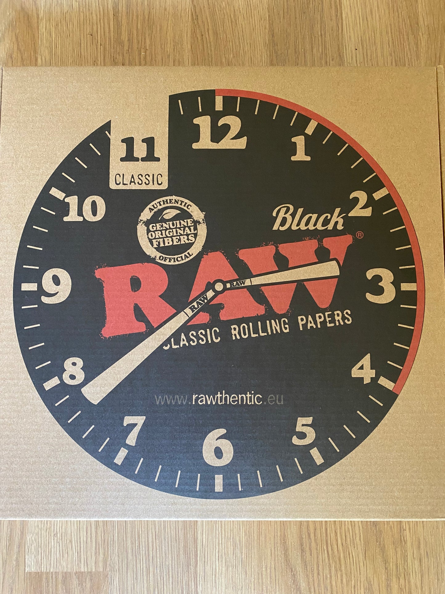 RAW Black Wanduhr aus Holz