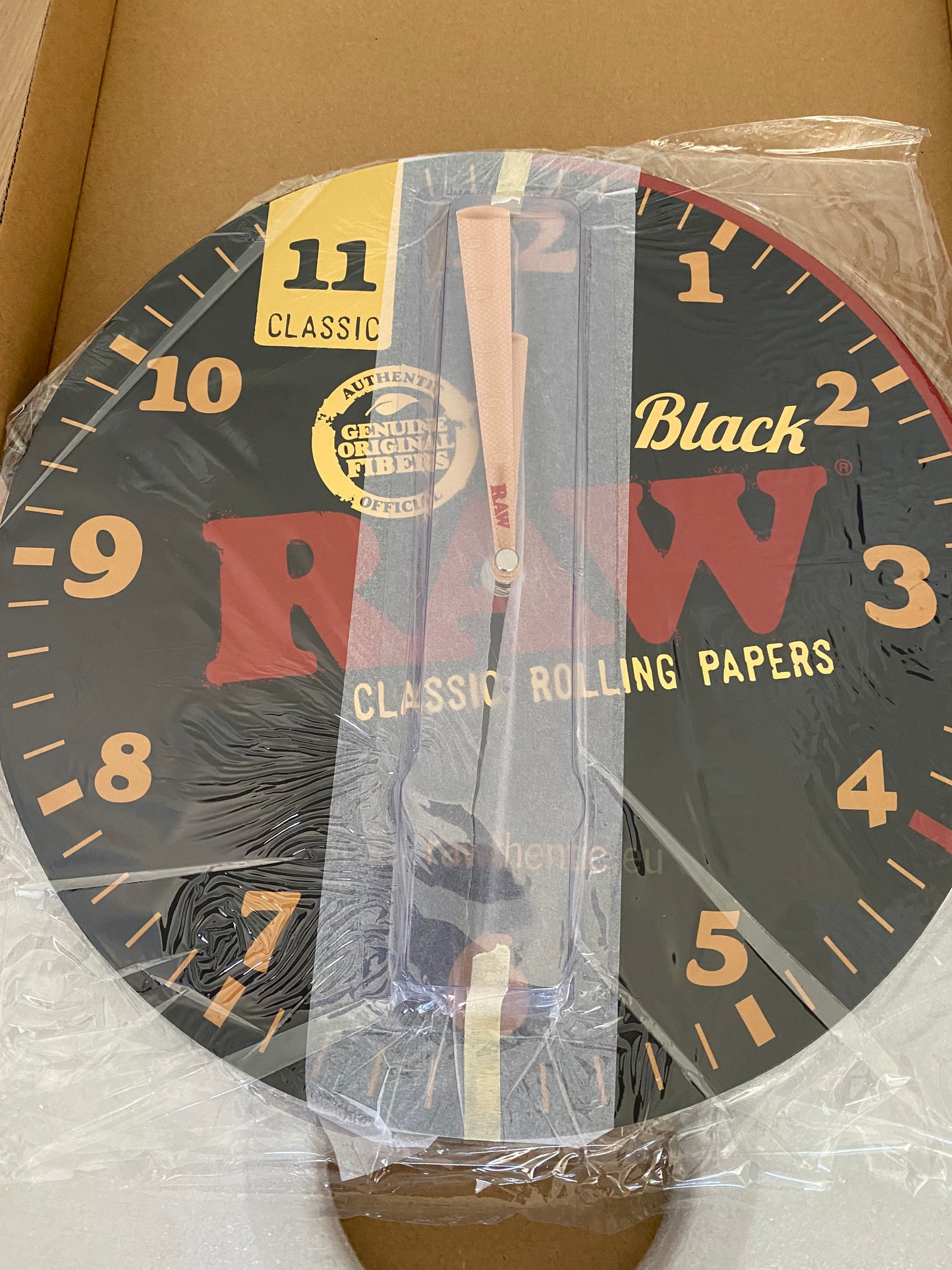 RAW Black Wanduhr aus Holz