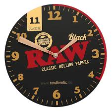 RAW Black Wanduhr aus Holz